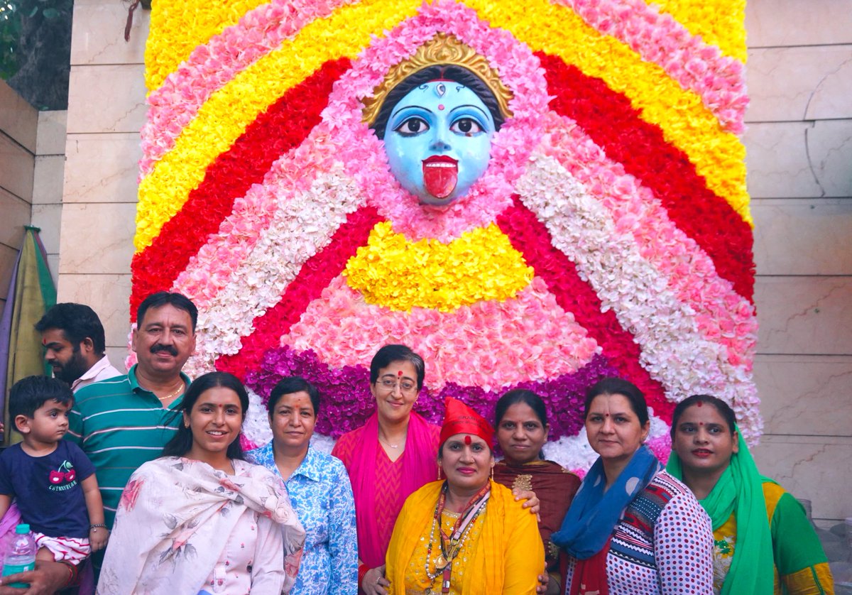 आज से पावन शारदीय नवरात्रि की शुरुआत हुई है। नवरात्रि के पहले दिन कालकाजी मंदिर जाकर माँ के चरणों में शीश नवाया और दिल्ली व पूरे देश की सुख-शांति और समृद्धि के लिए प्रार्थना की। माँ दुर्गा हम सब पर अपनी कृपा बनाए रखें। 

जय माता दी 🙏
