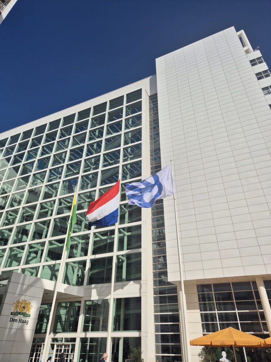 Week tegen pesten Maandagochtend is bij het stadhuis van Den Haag de vlag  gehesen in het kader van de Week tegen Pesten (22 t/m 26 september). Het  thema van 2025 is: “Kijk ', image size:900x1200