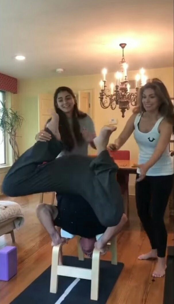 <a href="/etbadabimbim/">etbadaboum 埃特巴达布姆</a> <a href="/menavisualss/">MENA Visuals</a> an Iranian clown is doing a somersault