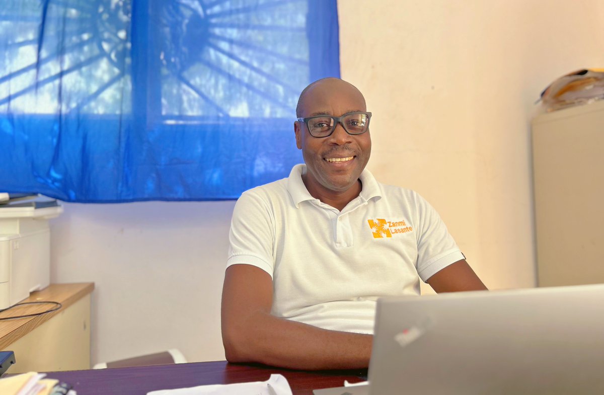 De technicien en 2014 à administrateur du #centredesantedelascahobas en 2025, le parcours de John Semexant illustre une vérité simple : persévérance et engagement renforcent notre mission. Chaque rôle compte pour le bien-être des patients. #MondayMotivation  #ZanmiLasante