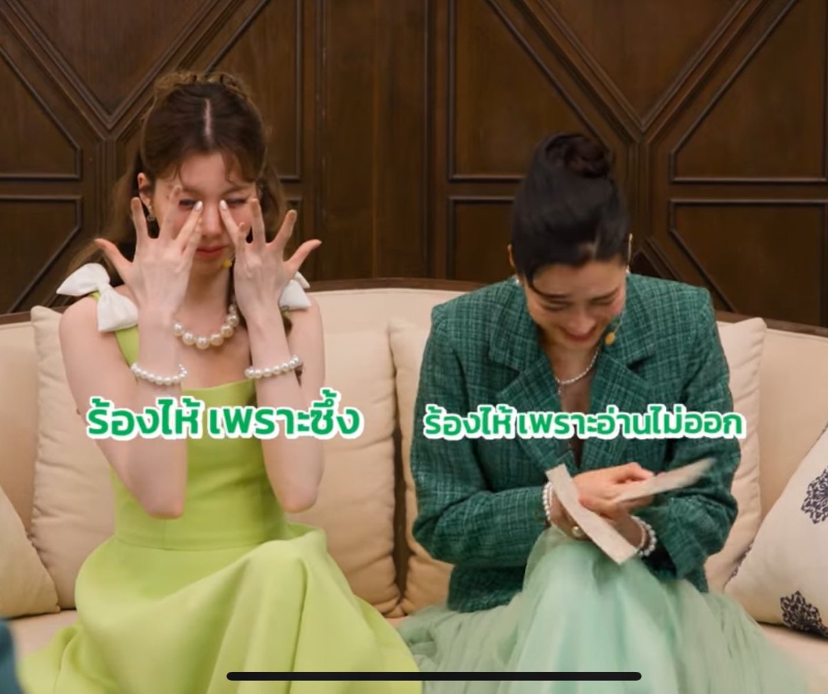 คู่ศิลปินที่ฉันเลือกติ่ง 😂
คนหนึ่งอ่านจดหมายซึ้งไม่ได้เพราะจะร้องไห้ ยื่นให้อีกคนที่เป็นลูกครึ่งไทยจีนฮ่องกงอ่านแทน แต่ก็อ่านไม่ค่อยออกจนจะร้องไห้ 🤣🤣🤣

GRAB TRIP LINGORM
#GrabTATทริปxLingOrm

The artist couple I chose to be a fan of 😂
One couldn't read the touching letter