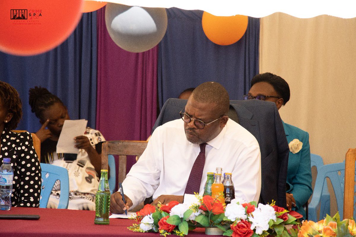 Crime Si Poa held a colorful graduation ceremony for 35 inmates and staff drawn from Kisumu Maximum and Kibos Maximum Security Prisons respectively. 
The Chief Guest Hon. Justice Joe Omido, pointed out that paralegals, as the first point of contact for citizens seeking justice,