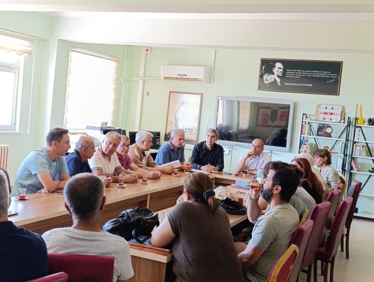 Anamur İlçe Milli Eğitim Müdürü Sayın Mustafa KAPLAN okulumuzu ziyaret ettiler. Eğitim öğretim üzerine sohbet yapıldı, dilek ve temennileri alındı. 2025 -2026 eğitim öğretim yılında öğretmenlerimize başarılar dilendi. <a href="/tcmeb/">Millî Eğitim Bakanlığı</a> <a href="/MersinMEM/">Mersin İl Millî Eğitim Müdürlüğü</a> <a href="/fazilet_durmus/">Fazilet Öğretmen 🇹🇷</a> <a href="/AnamurMem/">Anamur İlçe Millî Eğitim Müdürlüğü</a> <a href="/1mustafa_kaplan/">Mustafa KAPLAN</a>