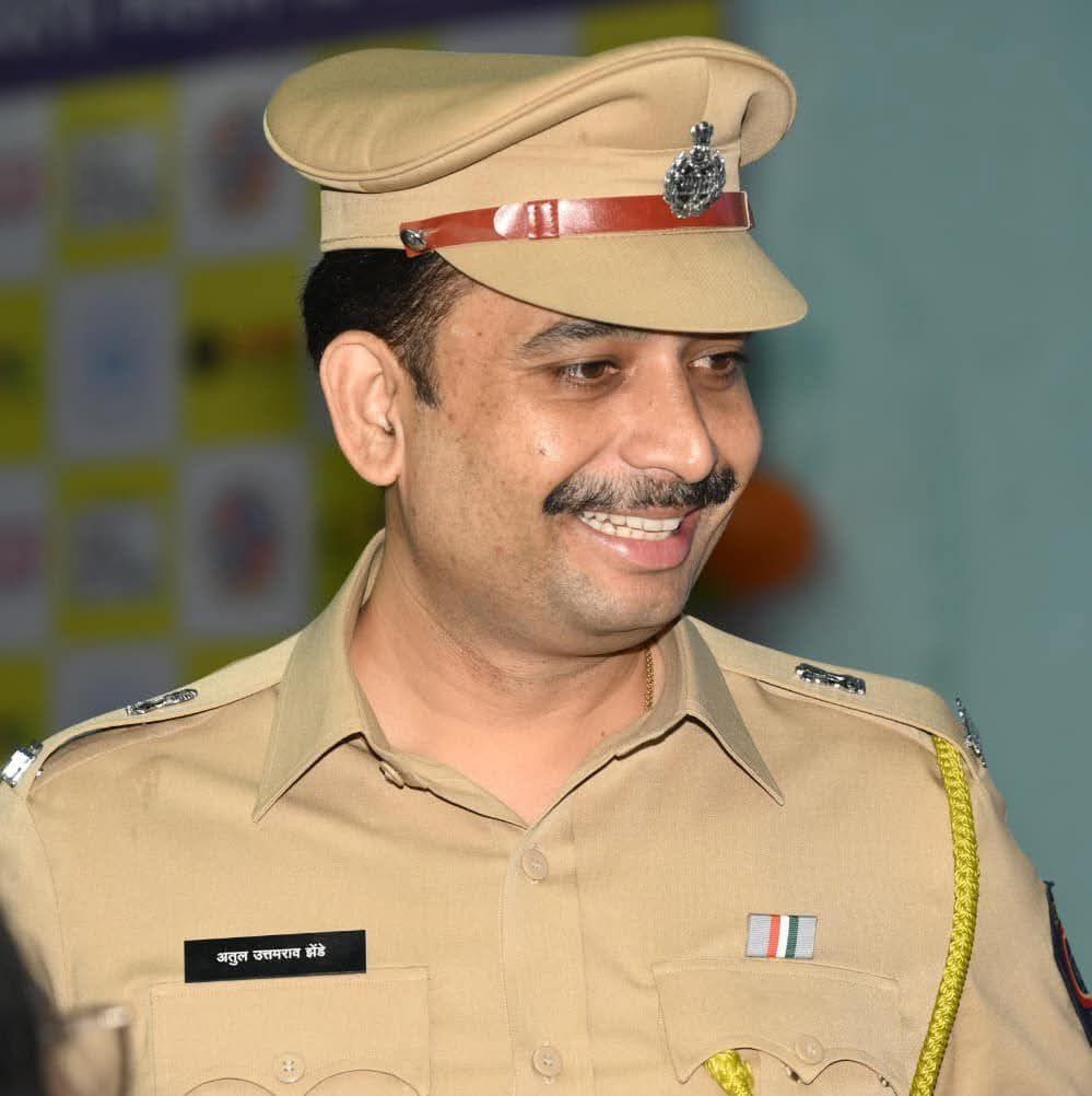 संपूर्ण कल्याण झोन मधील नशा मुक्ती साठी अगदी मनापासून कार्य करणारे,DCP मा. अतुल झेंडे साहेबांना वाढदिवसाच्या हार्दिक शुभेच्छा! 💐💐
कर्तव्यनिष्ठा, प्रामाणिकपणा आणि प्रेरणेचा आधार – आपल्या कार्यामुळे युवकांना मार्गदर्शन मिळत आहे.वाढदिवसाच्या मनःपूर्वक शुभेच्छा