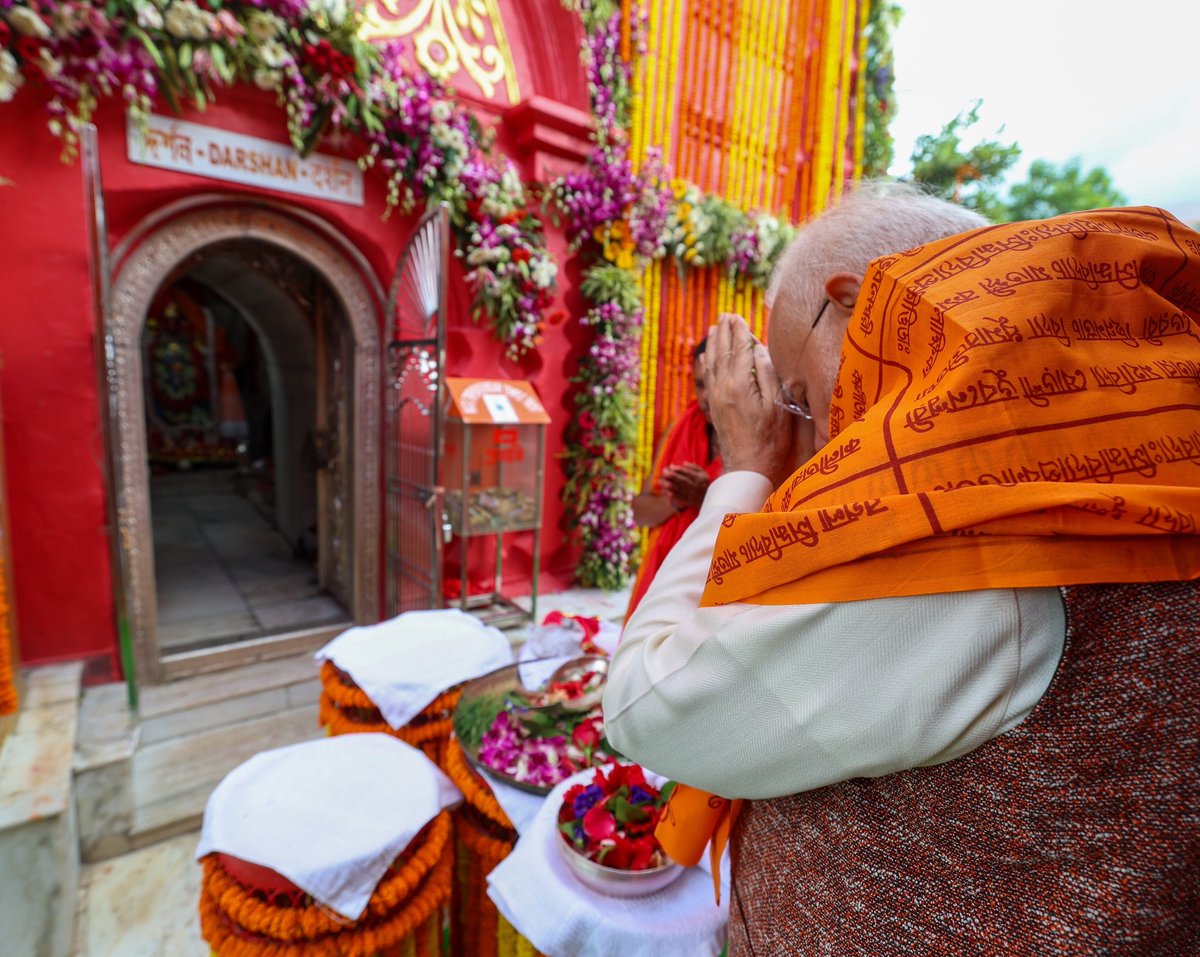BJP4Tripura's tweet image. শক্তিপীঠ মাতা ত্রিপুরাসুন্দরীর নিকট দেশবাসীর মঙ্গল প্রার্থনা!
ভক্তি ও আধ্যাত্মিকতার হৃদয়গ্রাহী মুহূর্ত।
#MatabariShaktiPithePMModi