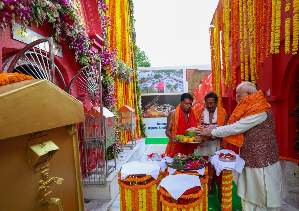 BJP4Tripura's tweet image. শক্তিপীঠ মাতা ত্রিপুরাসুন্দরীর নিকট দেশবাসীর মঙ্গল প্রার্থনা!
ভক্তি ও আধ্যাত্মিকতার হৃদয়গ্রাহী মুহূর্ত।
#MatabariShaktiPithePMModi