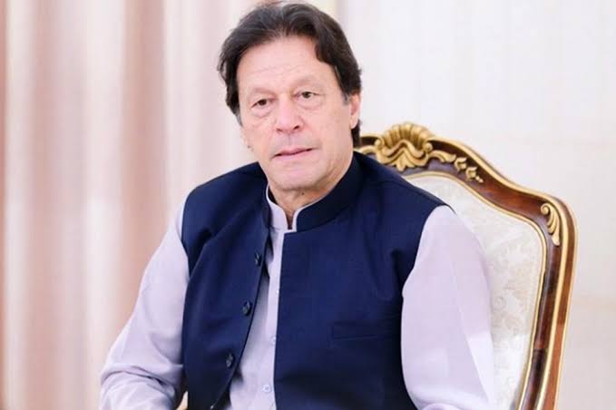 khurram143's tweet photo. اوپنر عاصم منیر اور محسن نقوی ہوں، ایمپائر سکندر سلطان راجہ، قاضی فائز عیسیٰ ہوں اور تھرڈ ایمپائر ڈوگر ہوں تو پاکستان اگلا میچ جیت سکتا ہے، عمران خان نے جیتنے کا طریقہ بتا دیا۔۔!! https://t.co/PNaEjokyrn