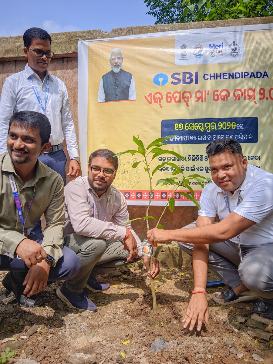 AngulDiet's tweet image. On PM’s birthday, DIET Angul &amp;amp; SBI Chhendipada joined hands for #EkPedMaaKeNaam 🌳
From SBI staff to DIET faculty &amp;amp; student teachers—everyone planted with purpose. 🌱

🤝 Collaboration builds a greener future!
#DIETAngul #PlantationDrive #GreenCampus