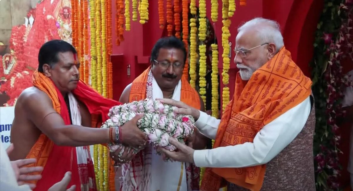 LakshmiSinghBJP's tweet image. নবরাত্রির প্রথম দিনে মা ত্রিপুরাসুন্দরী মন্দিরে এক পবিত্র মুহূর্ত - যেখানে মাননীয় প্রধানমন্ত্রী শ্রী @narendramodi জি দেশবাসীর মঙ্গল কামনায় জন্য পূজার্চনা করলেন।
এর কিছু মুহূর্ত!
#MatabariShaktiPithePMModi