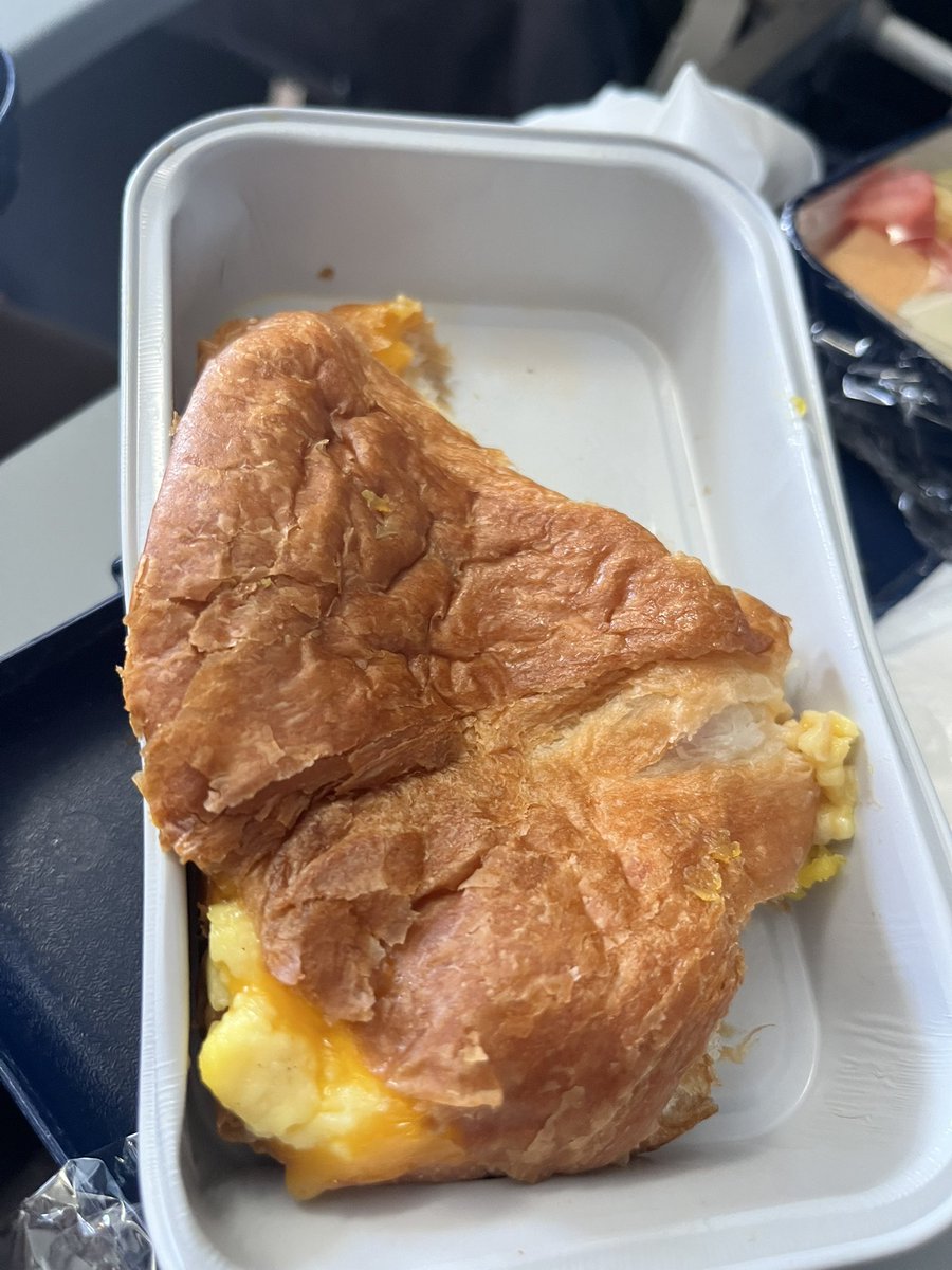 VickyGoldman8's tweet photo. @CopaAirlines excelente desayuno  y atención en el vuelo  @avianca  mucho q aprender https://t.co/wsB0UNefKG