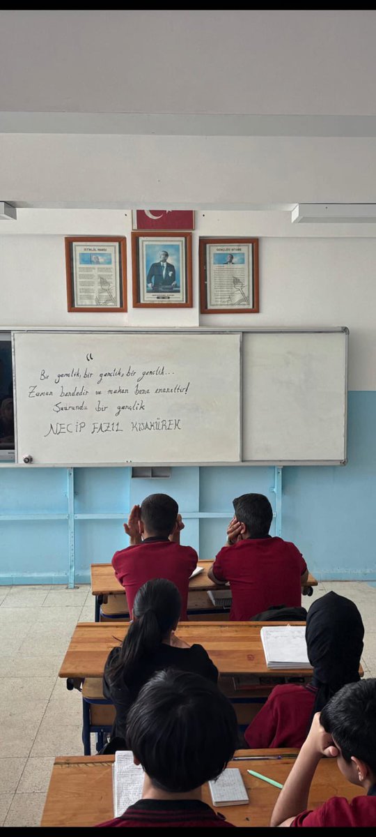 Bir gençlik, bir gençlik, bir gençlik…
Zaman bendedir ve mekan bana emanettir! 
Şuurunda bir gençlik…
Necip Fazıl Kısakürek
Bugün Dargeçit ilçemizdeki “Yaz Tahtaya” etkinliğimizden 📚📝