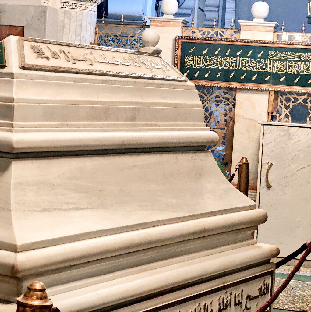 Le misérable est celui qui pense que le Shaykh, satisfaction d’Allāh sur lui, est parmi les morts. Plutôt nous disons que tout saint complet n'est pas décrit comme faisant partie des morts qui ne peuvent plus gérer des affaires.

Néanmoins, notre maître, le Shaykh, satisfaction
