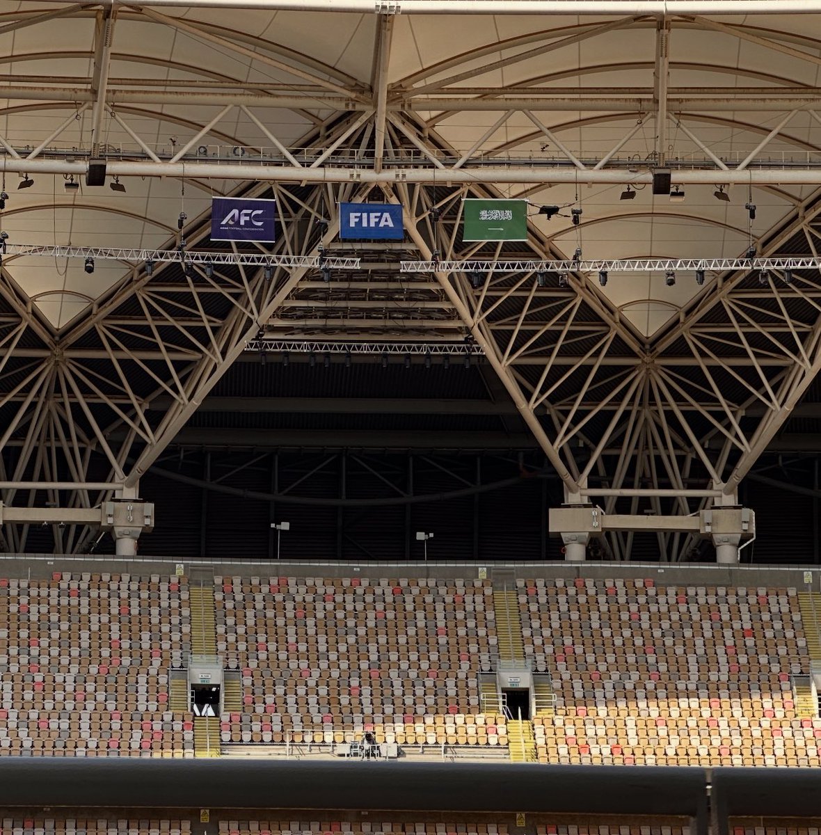 شعار FIFA يزين مدرجات "الانماء"