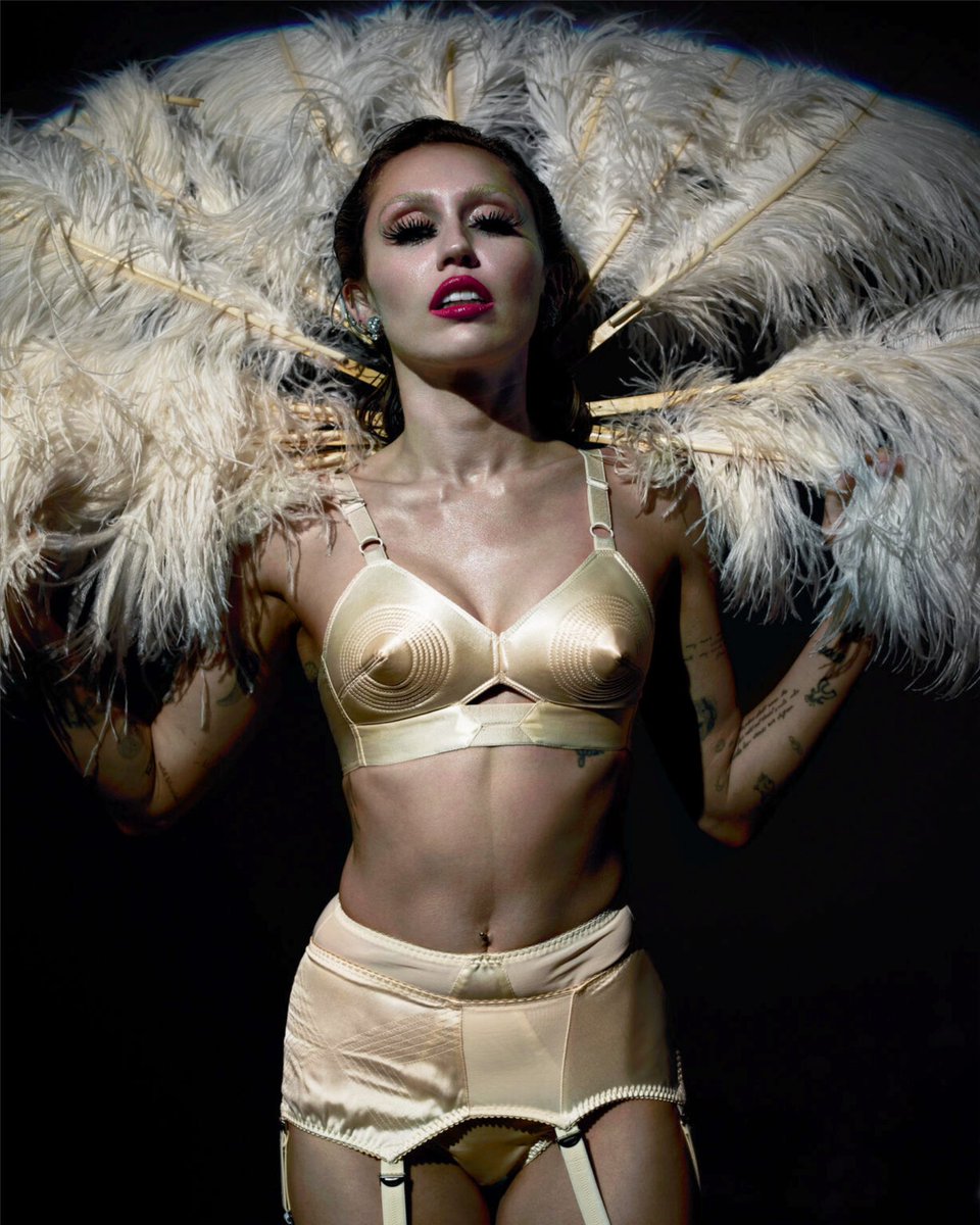 “Cuando participé en este photoshoot para CR, aún no se había instalado culturalmente la idea de la showgirl como lo está hoy. Ahora se respira un aire nuevo, una conversación diferente, sobre lo que significa serlo.” – Miley Cyrus sobre Taylor Swift: The Life of a Showgirl-