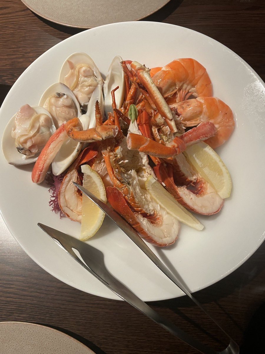 今日は結婚記念日だったので、ディナーに。
ノンアルシャンパンを頼んだのに、アルコール入りだったり、フリードリンクな内容を把握してなかったりでしたが、美味しく頂きました。