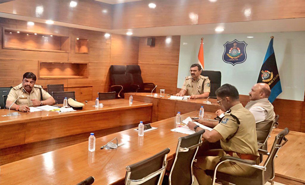 InfoGujarat's tweet photo. આકસ્મિક સમયે ગુજરાત પોલીસના પ્રોજેક્ટ જનરક્ષક 112 પર ફોન કરીને તાત્કાલિક પોલીસ મદદ મેળવી શકાશે...

નવરાત્રિ પર્વને ધ્યાનમાં રાખીને રાજ્યના પોલીસ વડા શ્રી વિકાસ સહાયે વીડિયો કૉન્ફરન્સ દ્વારા તમામ શહેરના પોલીસ કમિશનરશ્રી, જિલ્લા પોલીસ વડાશ્રી અને રેન્જ વડાશ્રી સાથે સમીક્ષા બેઠક યોજી કાયદો અને વ્યવસ્થા જાળવી રાખવા માટેની પોલીસની તૈયારીઓ અને વ્યવસ્થાઓ પર વિસ્તૃત ચર્ચા કરી જરૂરી સૂચનાઓ આપી...

કાયદો-વ્યવસ્થા, મહિલા સુરક્ષા અને ટ્રાફિક વ્યવસ્થા ઉપરાંત પોલીસ રિસ્પોન્સ અને પોલીસ બીહેવિયર ઉપર વિશેષ ભાર મૂકવામાં આવશે; શી ટીમ ટ્રેડિશનલ ડ્રેસમાં વોચ રાખશે... 

સંવેદનશીલ વિસ્તારો તેમજ અવાવરુ વિસ્તારોમાં પોલીસ પેટ્રોલિંગ સઘન રાખવા સૂચના: વધારાની 16 એસઆરપી કંપનીઓ અને બે સ્ટેટ એક્શન ફોર્સની ટુકડીઓ ફાળવવામાં આવી...

#Dial112 #JanRakshak #GujaratPolice
#EmergencyResponse @GujaratPolice