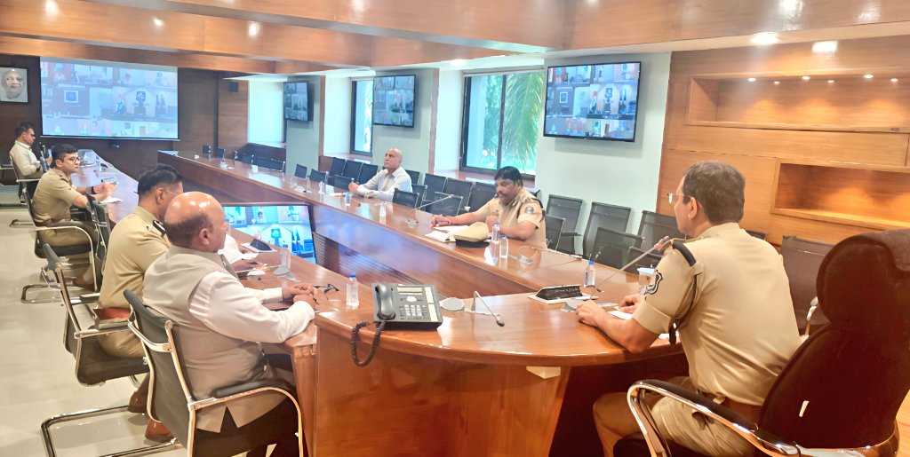 InfoGujarat's tweet photo. આકસ્મિક સમયે ગુજરાત પોલીસના પ્રોજેક્ટ જનરક્ષક 112 પર ફોન કરીને તાત્કાલિક પોલીસ મદદ મેળવી શકાશે...

નવરાત્રિ પર્વને ધ્યાનમાં રાખીને રાજ્યના પોલીસ વડા શ્રી વિકાસ સહાયે વીડિયો કૉન્ફરન્સ દ્વારા તમામ શહેરના પોલીસ કમિશનરશ્રી, જિલ્લા પોલીસ વડાશ્રી અને રેન્જ વડાશ્રી સાથે સમીક્ષા બેઠક યોજી કાયદો અને વ્યવસ્થા જાળવી રાખવા માટેની પોલીસની તૈયારીઓ અને વ્યવસ્થાઓ પર વિસ્તૃત ચર્ચા કરી જરૂરી સૂચનાઓ આપી...

કાયદો-વ્યવસ્થા, મહિલા સુરક્ષા અને ટ્રાફિક વ્યવસ્થા ઉપરાંત પોલીસ રિસ્પોન્સ અને પોલીસ બીહેવિયર ઉપર વિશેષ ભાર મૂકવામાં આવશે; શી ટીમ ટ્રેડિશનલ ડ્રેસમાં વોચ રાખશે... 

સંવેદનશીલ વિસ્તારો તેમજ અવાવરુ વિસ્તારોમાં પોલીસ પેટ્રોલિંગ સઘન રાખવા સૂચના: વધારાની 16 એસઆરપી કંપનીઓ અને બે સ્ટેટ એક્શન ફોર્સની ટુકડીઓ ફાળવવામાં આવી...

#Dial112 #JanRakshak #GujaratPolice
#EmergencyResponse @GujaratPolice