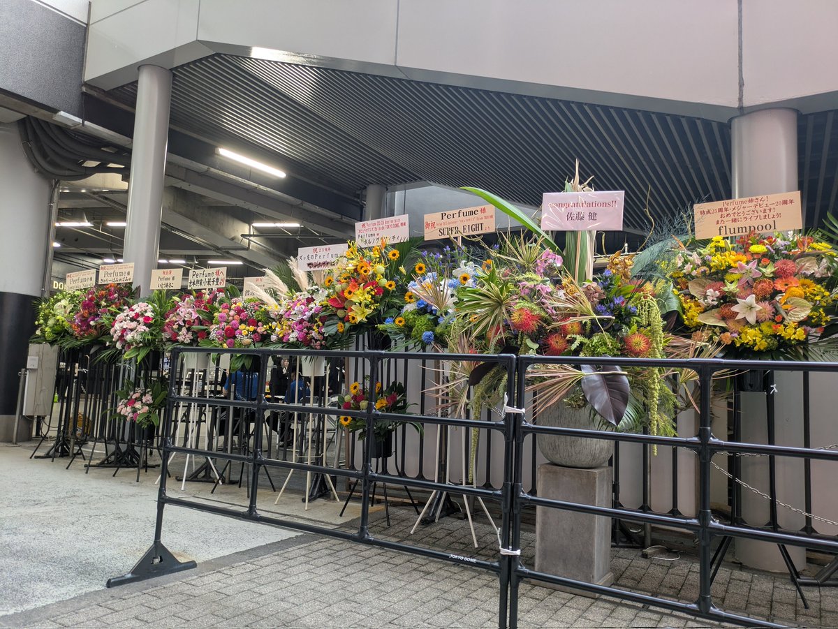 perfume_wrh's tweet photo. #ネビュラロマンス後編 #prfm
車椅子の人はお花の前で待機だったのでざっと撮りました！よかったら！ https://t.co/GUcutIJaX2