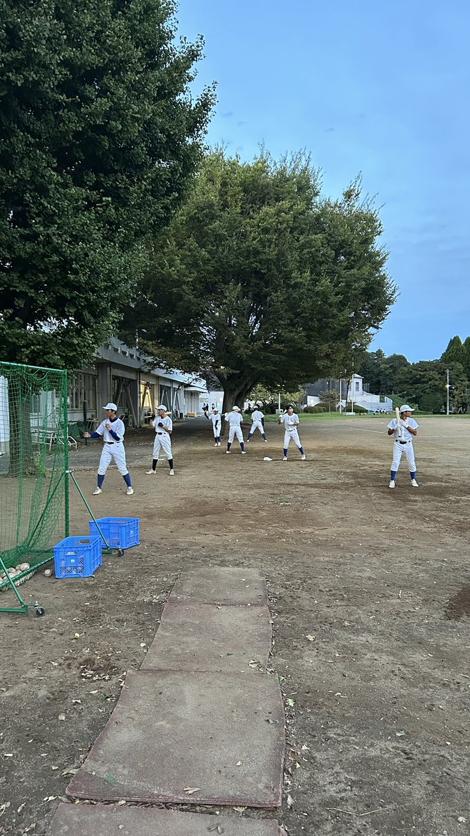 【9/22 本日の練習の様子】
本日は基礎練習と体力強化を行いました⚾️
スイングや基本動作を確認し、グラウンドを走り込み🏃‍♂️💨 持久力と体のキレを磨きました💪✨
フォロー、リポストお願いします👍
#茨城県高校野球 #中学野球 #茨城県
#野球指導 ＃野球 ＃野球部 ＃野球技術