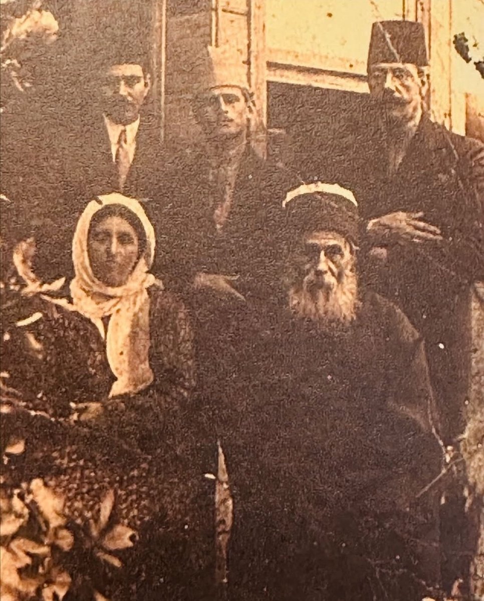 Önde oturan Süleyman Baba ve eşi Anabacı. Arkada da: Çanakkale gazisi ve aynı zamanda Fenerbahçe Futbol takımının oyuncusu Kadıköy Bektaşi Dergahı postnişin'i Celveti Bektaşi Yusuf Fahir Baba.