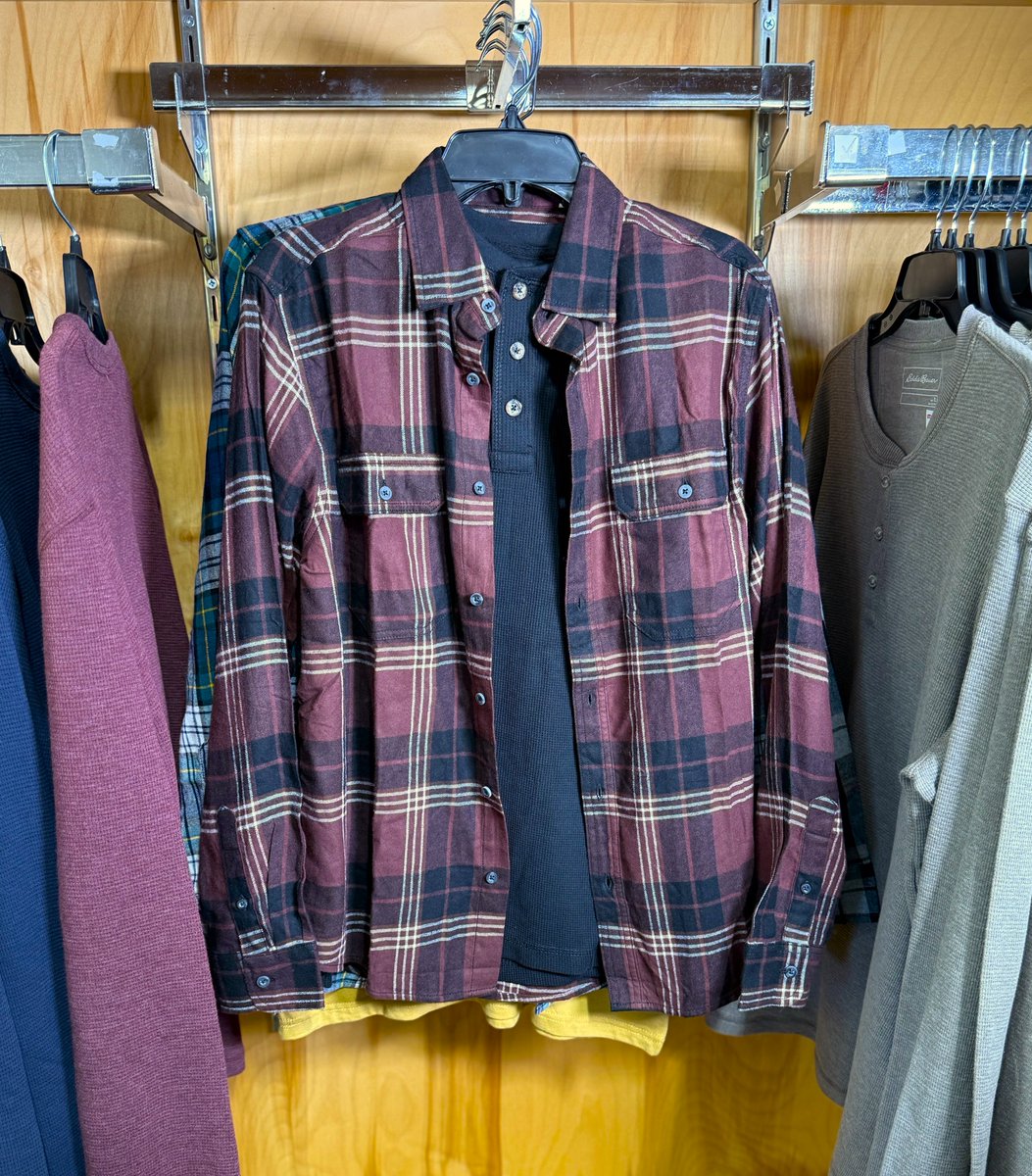 LabelShopper's tweet image. The season isn’t complete without a good flannel 🍂 Layer it over a tee, pair it with jeans, or tie it around the waist. Update your look with Label Shopper!

#labelshopper #flannel #fallfashion #autumn