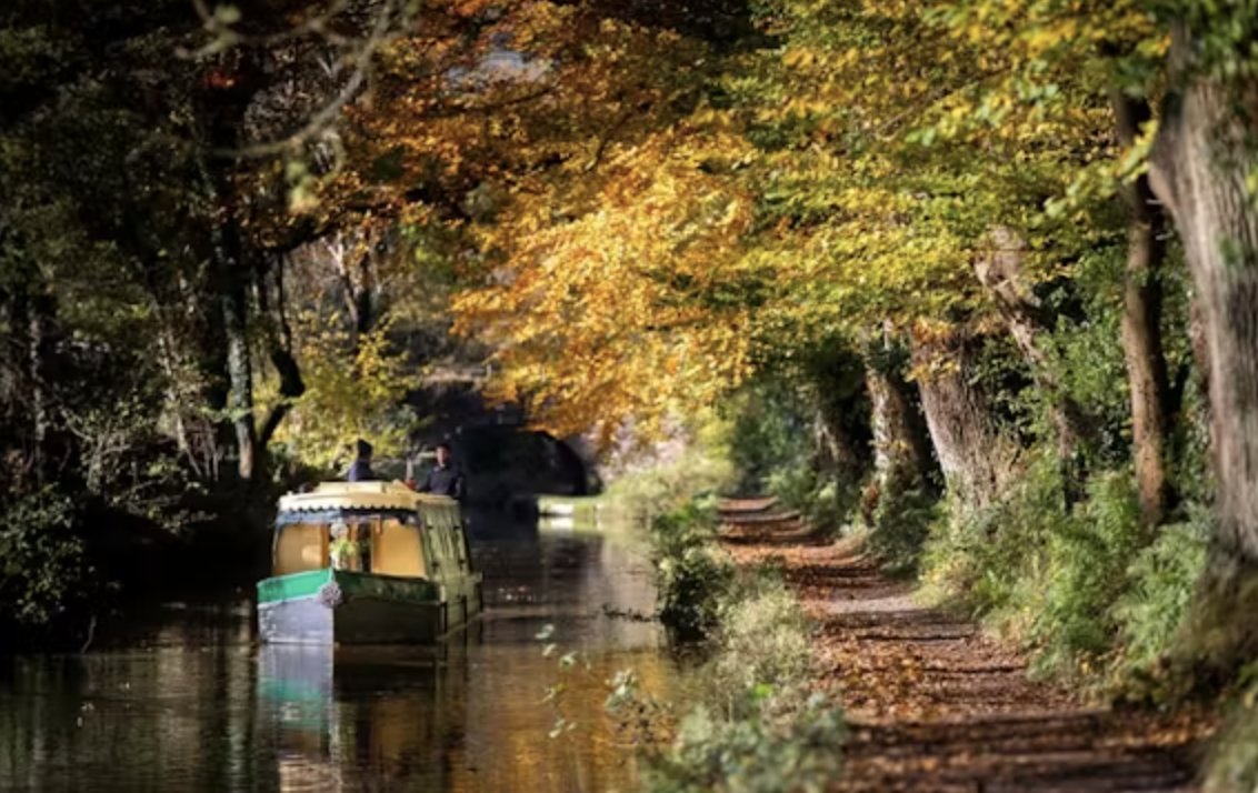 Today is the 'first day of fall', marking the autumnal equinox 🍁

Each season provides its own unique beauty on the Monmouthshire &amp; Brecon Canal and autumn is no different - with the Brecon Beacons resplendent in glorious golden, orange and red hues 🍂

A perfect time to cruise!