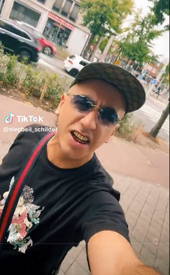 weg_met's tweet image. AD, inzake belaagde journalist Danny Ghosen:

- "Vuile kankerjood" 
- "Sieg Heil"
- "neonazi’s"
- belager noemt zichzelf ‘Appie’
- verheerlijkt Adolf Hitler (incl. Hitlergroet)

Wat het AD echter VERZWIJGT:
- het gaat om een Marokkaan, namelijk deze Appie👇