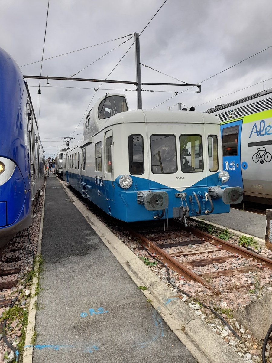 BenoitHARDY157's tweet photo. L'X93953 ayant retrouvé sa livrée bleue"Bréauté-Fécamp" au dépôt du Mans-Pontlieue pour les JEP 2025. Et le même en gare du Mans en 1991 lors d'une sortie sur Sillé-le-Guillaume - Segrie. A l'époque la #TRANSVAP lui avait apposé une livrée verte. @BertrandNICOLL2 @AfacVal https://t.co/rZdjo0htM4