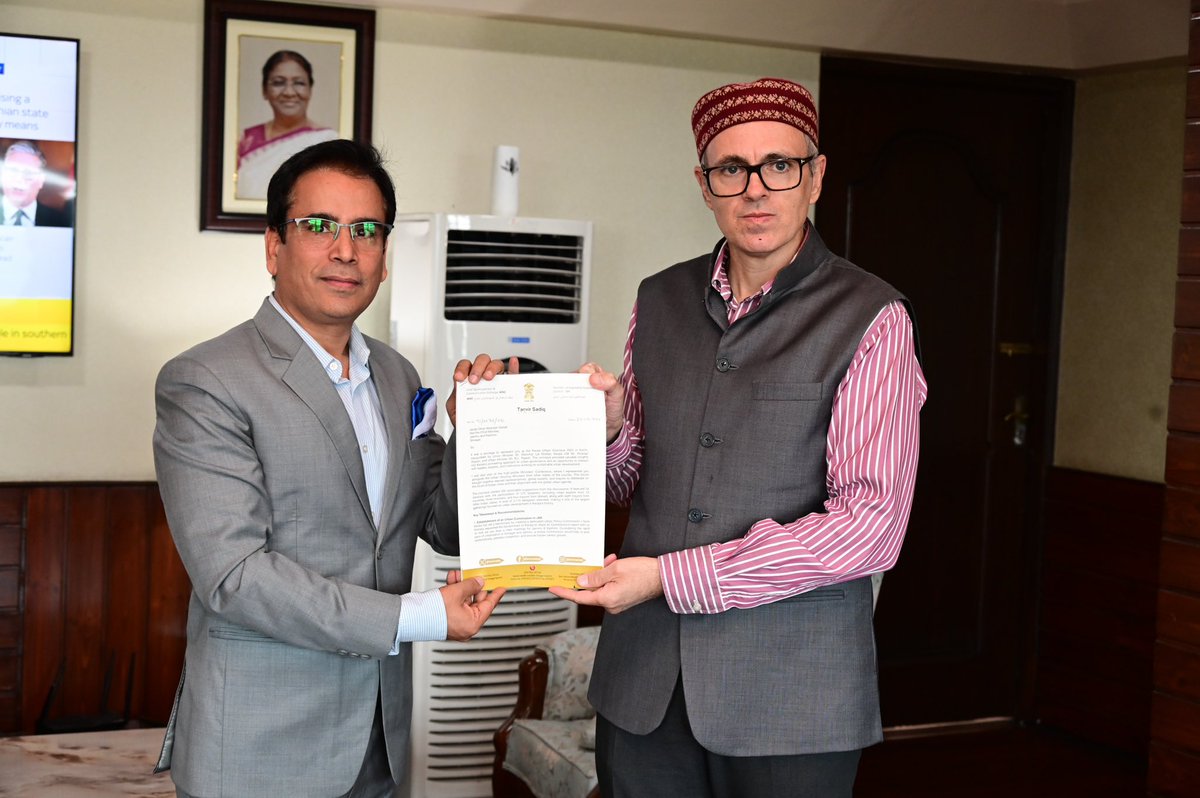 tanvirsadiq's tweet photo. Called on Hon’ble @CM_JnK @OmarAbdullah Sb & presented my report after attending the Kochi Urban Conclave 2025.

Grateful to the Hon’ble CM for his patient hearing and swift action on the issues I raised.

Proposed:
▫️Urban Commission for J&K, on Kerala’s model
▫️River Metro on Jhelum, Chenab, Ravi & Dal
▫️Integration of storm water, sewage & sewerage for lake conservation and improve drinage system and f Srinagar city. 
▫️Collaboration with TERI on EVs & urban innovation
▫️Boardwalks on Khushalsar & Gilsar to conserve & create people-friendly spaces

Kashmir & Kerala share the same challenge, protecting our lakes & heritage while building resilient, modern cities. Time for J&K to learn, adapt & lead.