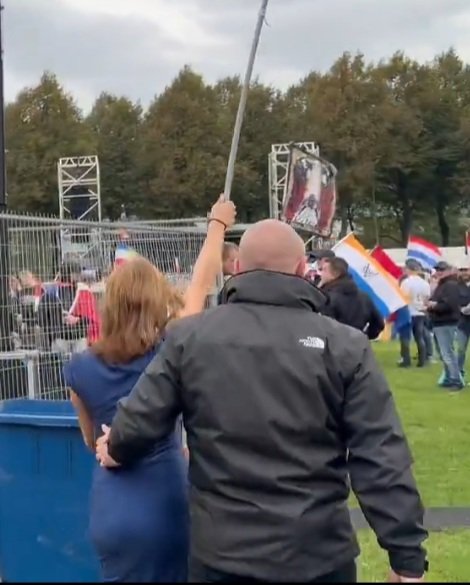 Eev (@eevster16) on Twitter photo Waarom was die beveiliger die je bij je had zo handtastelijk <a href="/Els_rechts/">Els</a>? Op elk beeld dat ik van jullie zag zat hij aan je.
#Elsfest Waarom was die beveiliger die je bij je had zo handtastelijk <a href="/Els_rechts/">Els</a>? Op elk beeld dat ik van jullie zag zat hij aan je.
#Elsfest
