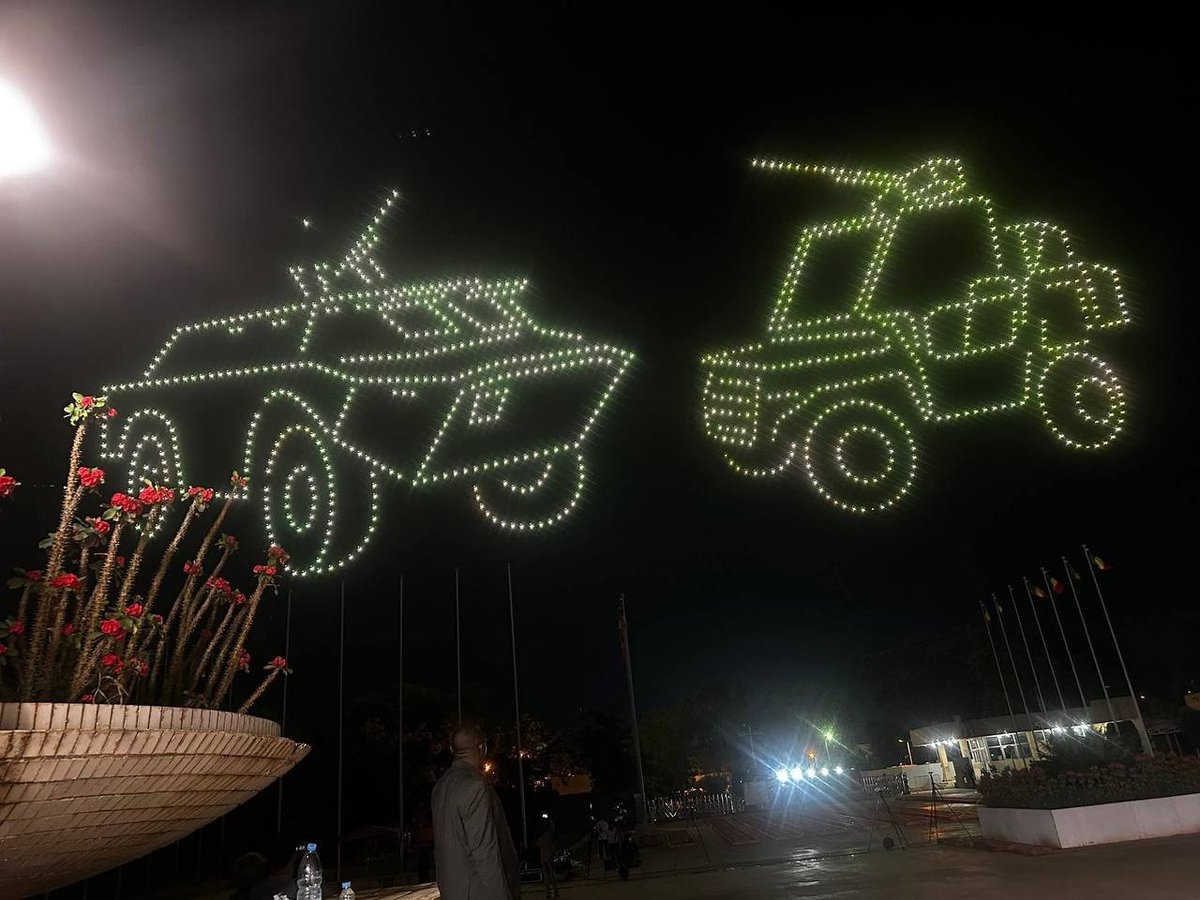 sputnik_afrique's tweet photo. 🇲🇱 Un spectacle de drones, une première au Mali pour son anniversaire.

Le show lumineux a été présenté le 21 septembre au soir, à l'occasion des 65 ans du Mali, célébrés ce lundi.

Particularité:

La performance mise sur la réutilisabilité des drones, conciliant innovation technologique et engagement écologique.