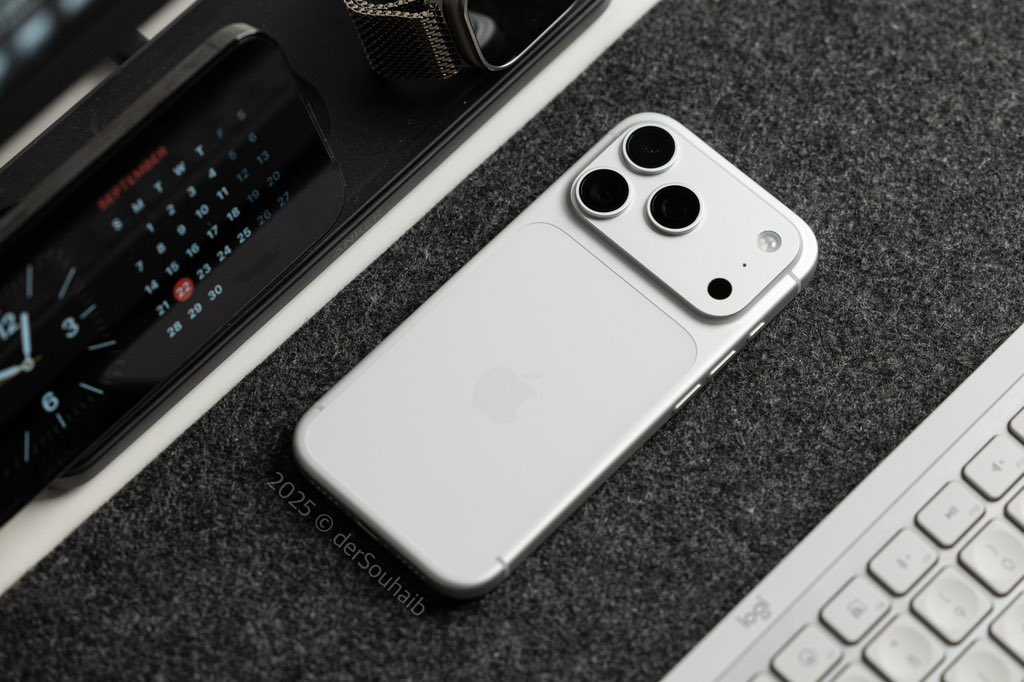 التجربة مع #iPhone17Pro ممتازة

مالاحظت أي ارتفاع في حرارة الجهاز خلال الأيام الثلاثة الماضية، ولاحظت اليوم تحسنًا في التقاط الشبكة في أماكن كنت أواجه فيها مشاكل تغطية.