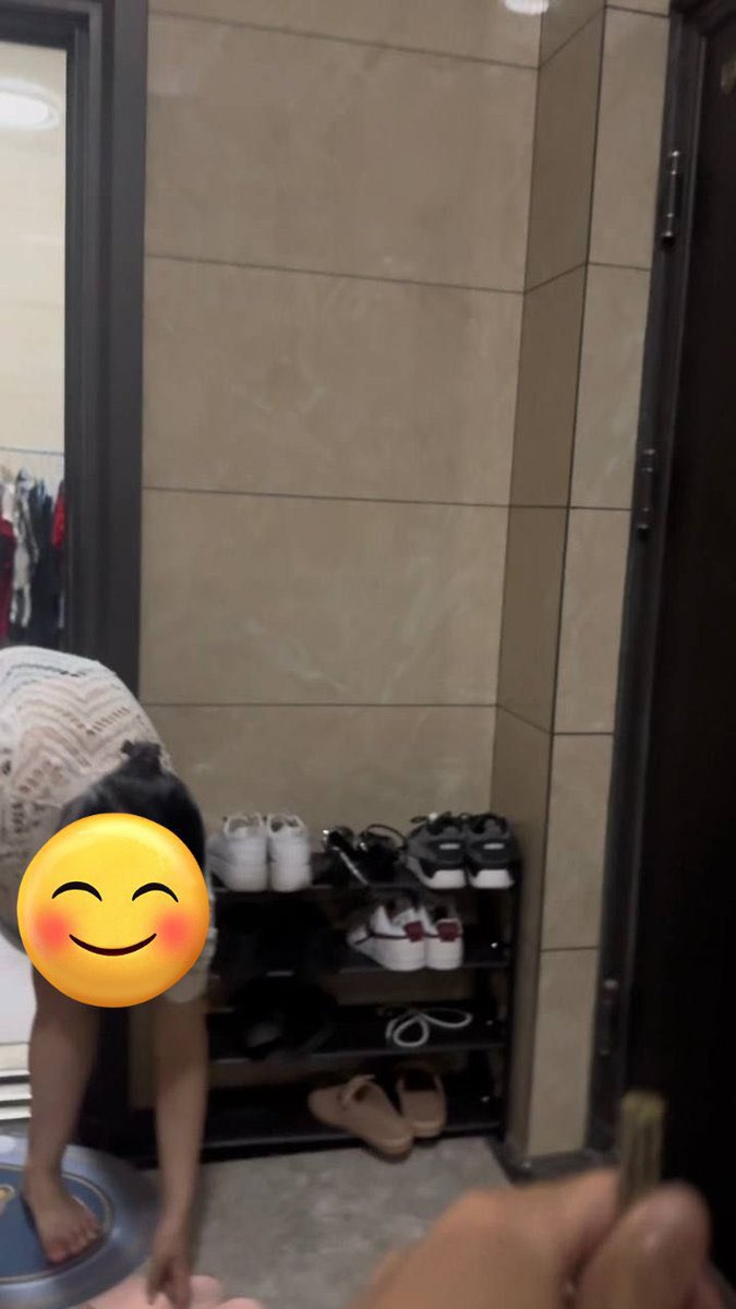 看着邻居少妇的身材，再把她的鞋子绿色船袜拿来擦枪，在母狗骚袜里面射了好多 #Footfetish #Feet #Stockings #Heels #Cumonshoes #Kink #Fetish #丝袜 #高跟鞋 #恋足 #原味 #玩鞋 #恋物