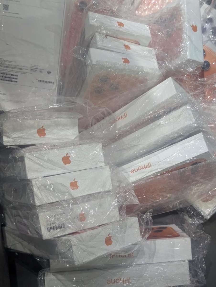 KingAndreasss's tweet image. BRAND NEW 17 SERIES NOW AVAILABLE IN STORE

_*Brand New IPHONE 17 Pro 256GB Physical SIM Blue ₦2,280,000

Cosmic Orange ₦2,350,000

2pcs of Silver Available ₦2,710,000

IPHONE 17 AIR 256GB 2,200,000

IPHONE 17 Pro Max 256GB Physical SIM × 30Pcs ₦2,780,000

Location in the CS