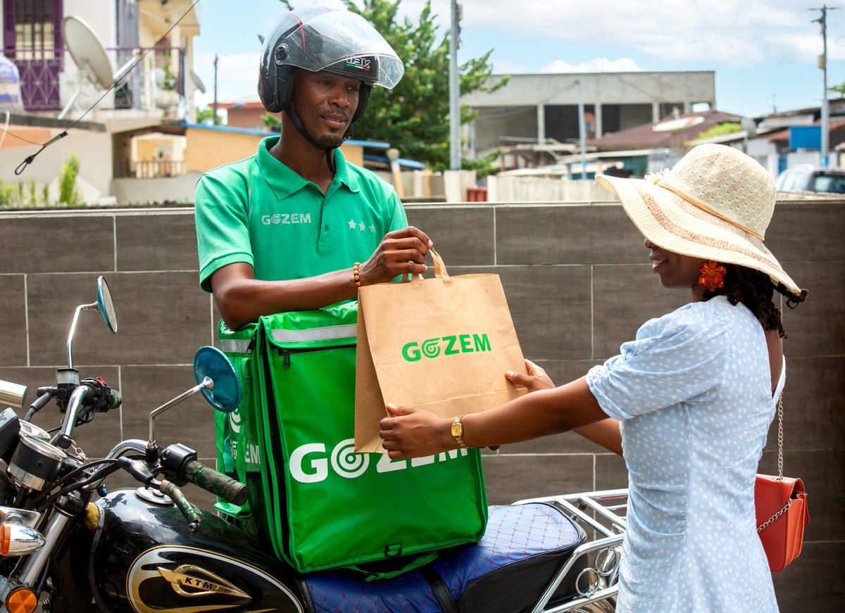 Derrière chaque sourire, il y a un coursier qui se dépasse💪🏾.

Discrets mais essentiels, ils sont les véritables héros du quotidien qui font de leur maximum pour vous satisfaire 💚.

#GozemGabon #livraison #coursier #colis #livreur #Diaspora
