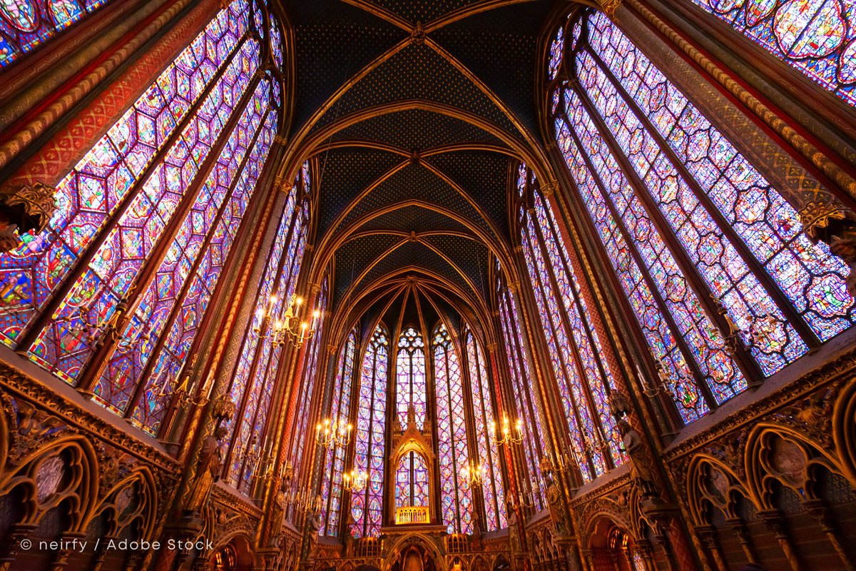 ExploreFranceJP's tweet photo. 🌟光の芸術、パリのサント＝シャペル✨

パリ・シテ島に輝くゴシック建築の宝石💎

670㎡のステンドグラスは、13世紀の芸術を今に伝える奇跡。高さ15mもの窓に描かれた1113の物語が、色彩とともにあなたを包み込みます。
差し込むたびの輝きは、まるで万華鏡の中に迷い込んだよう。

��の空間でしか味わえない幻想を、ぜひ体験してみてください🇫🇷

#ExploreFrance