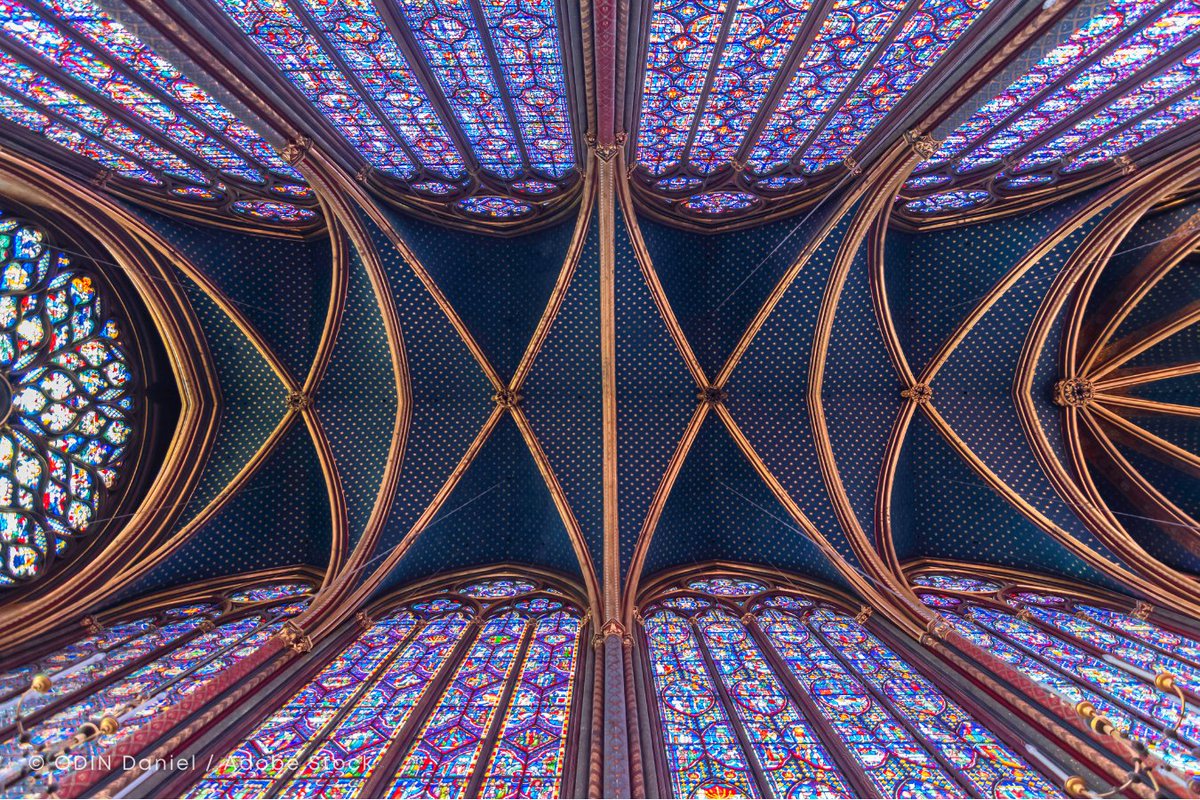 ExploreFranceJP's tweet photo. 🌟光の芸術、パリのサント＝シャペル✨

パリ・シテ島に輝くゴシック建築の宝石💎

670㎡のステンドグラスは、13世紀の芸術を今に伝える奇跡。高さ15mもの窓に描かれた1113の物語が、色彩とともにあなたを包み込みます。
差し込むたびの輝きは、まるで万華鏡の中に迷い込んだよう。

��の空間でしか味わえない幻想を、ぜひ体験してみてください🇫🇷

#ExploreFrance