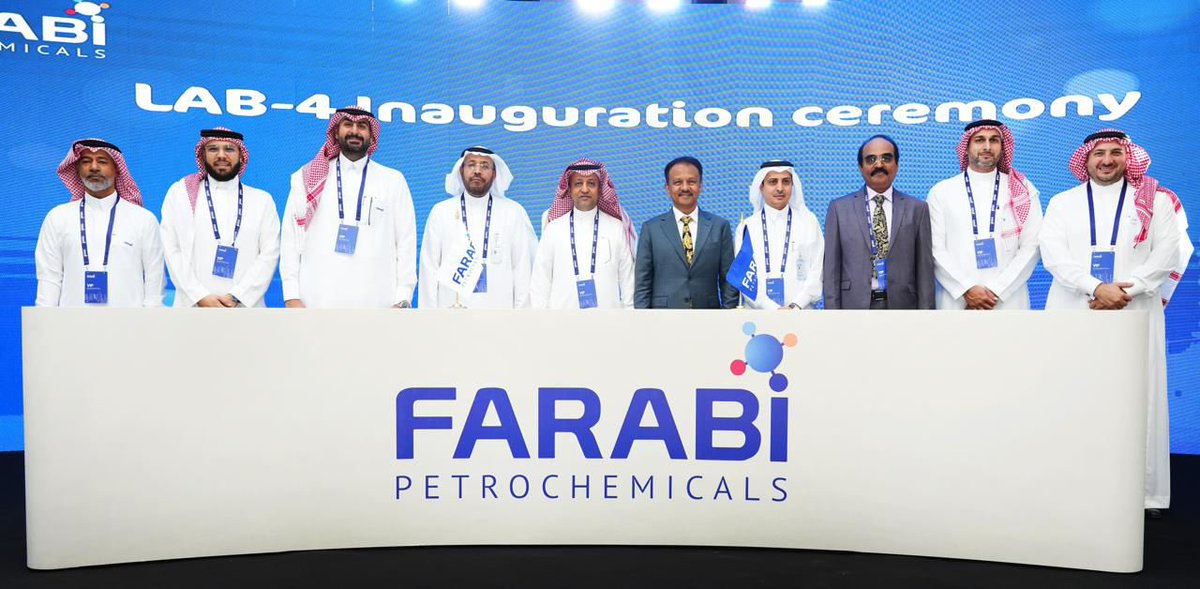 Farabipc_SA's tweet photo. في إطار الخطط التوسعية لشركة الفارابي للبتروكيماويات وتتويجاً لنجاحاتها ، دشنت الشركة مصنعها الرابع لإنتاج مادة الكيل بنزين الخطي (LAB) في مجمعها الصناعي بمدينة ينبع.

وقد جاء التدشين تحت شعار «قفزة نحو الصدارة»، ليعكس هذا الإنجاز مكانة شركة الفارابي للبتروكيماويات كونها اضبحت أكبر منتج في العالم لمادتي الكيل بنزين الخطي والبارافين العادي.

كما شهد الحفل توقيع مذكرة تفاهم جديدة مع شركة “يونيليفر”، في امتدادٍ لشراكة استراتيجية تتجاوز العشرين عامًا. وتُعد مادة (LAB) عنصرًا رئيسيًا في صناعة منتجات التنظيف المنزلية والصناعية، فيما تُعتبر “يونيليفر” أكبر عملائها عالميًا.