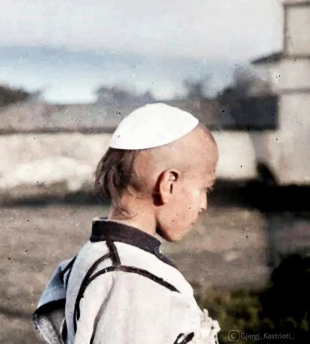 1leomorina's tweet image. We are still right here!