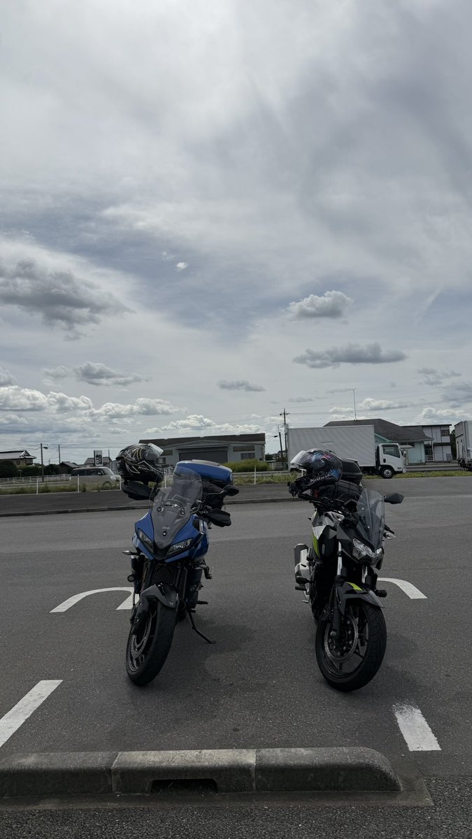 ashitakameron's tweet photo. ツーリング最終日、ホテルチェックアウト後すぐ、立ちゴケしましたw3回目w
またしてもミラーもげて車載工具のガムテープでぐるぐる巻き🌀
車載工具にガムテープは必須ですよw
慣れたもんでそのまま道の駅ましこ寄ってご飯食べて無事？帰ってきました。たでまー。 https://t.co/LsqD6UJZht