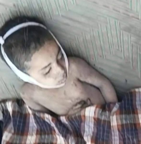 اے معصوم خوابوں کے قاتلو! تم نے اس بچے کو کیوں مارا؟ اس کا قصور کیا تھا؟ وہ تو صرف اس وادی کا پھول تھا جس کی سانسوں میں اس مٹی کی خوشبو تھی۔ اس کی آنکھوں میں ابھی دنیا دیکھنے کی چاہت تھی۔ وہ شاید ایک کھلونا لینے کی ضد کرتا تھا، اپنی ماں کے ہاتھ سے روٹی کھاتا تھا اور اپنے والد کے