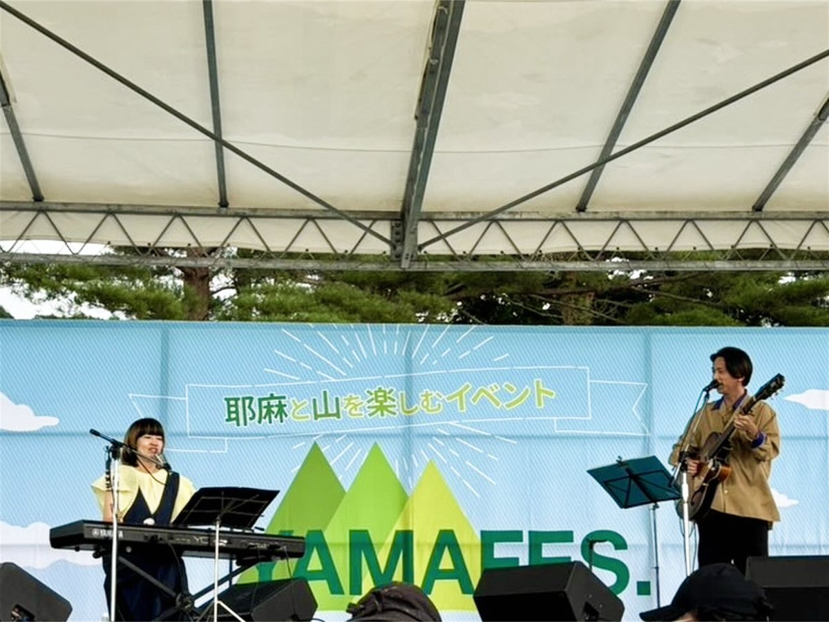 KiyotakaEnomoto's tweet photo. #YAMAFES. vol6
フエニカ今年も出演させていただきました。
昨年、ふくしまFMの朝の番組「ここからモーニング」のジングル、BGMを作曲させていただいたご縁で生まれた福島で暮らす皆様の朝を描いた新曲「ここから」も披露できたし、周囲の山々に音楽が溶けていくのがとても演奏してて気持ち良かった。 https://t.co/lZXgZgtIsL