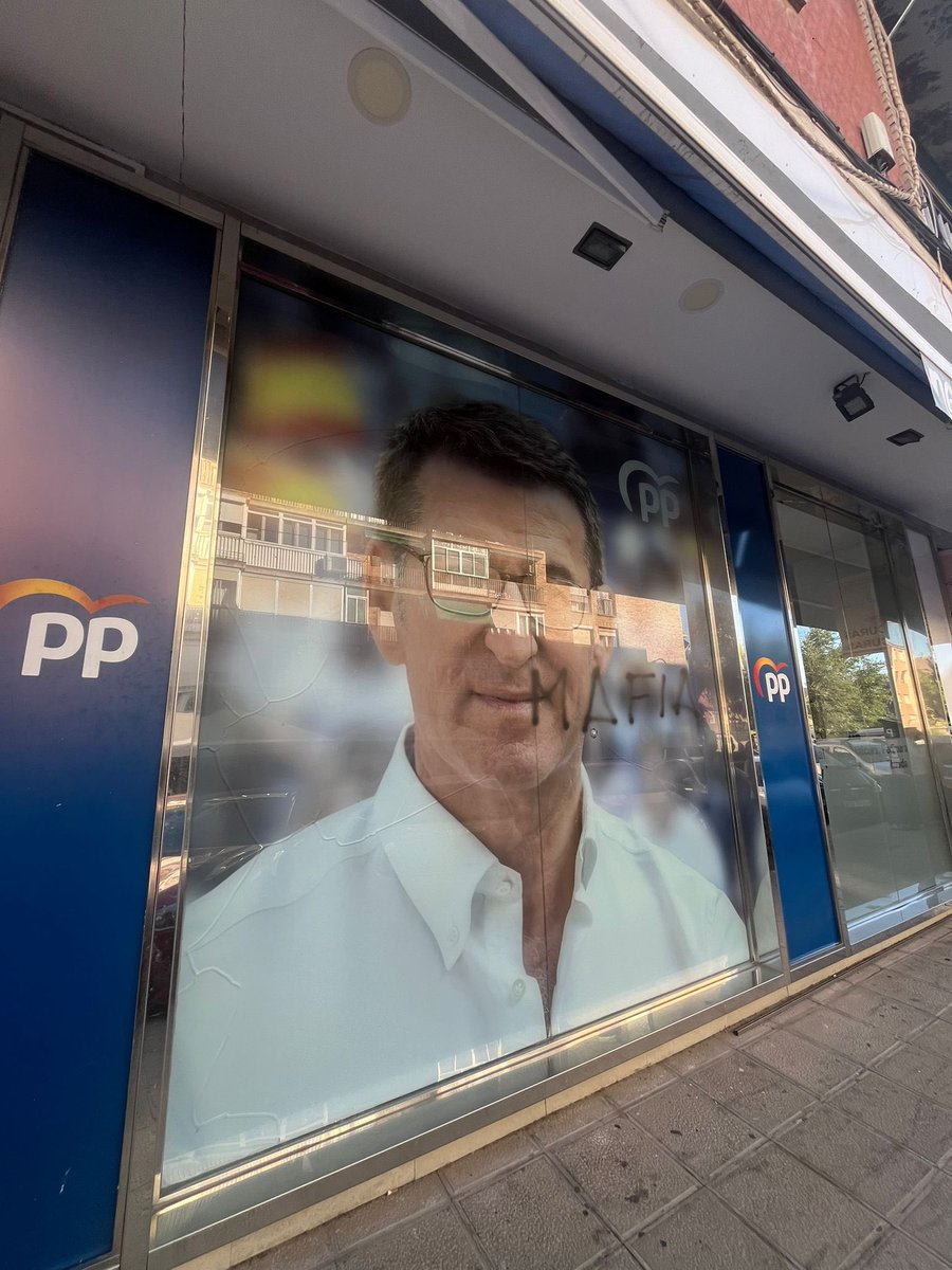 paconunez_'s tweet image. Nuestra sede del @PP_CLM ha sufrido un acto de vandalismo inaceptable. Condeno rotundamente esta violencia y el odio de intolerantes que pretenden silenciar las ideas que no comparten.

Los que alientan y amparan este tipo de actos también son responsables de ellos.
Se equivocan,…