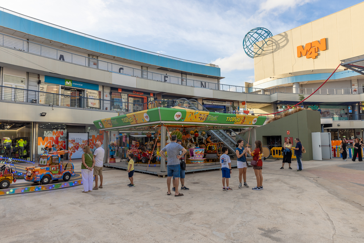🎡 Los más peques se lo pasan pipa en las atracciones de feria de la plaza de MN4 🤩​
​
Risas, juegos y diversión asegurada​.🛝 ¡Ven a disfrutar con los reyes de la casa! ​
#MN4 #Feria #Diversión #Niños #PlanesValencia