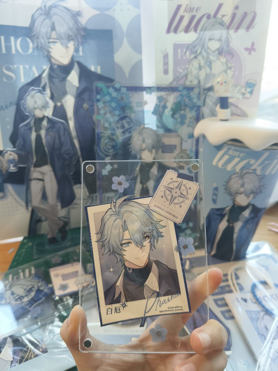 没抢到摇摇乐和冷变杯但是算了，一问店员备货才8件，瑞幸你在逗大伙笑是吗🙃搞了点花里胡哨的谷美最后发现“勿忘我干花”加透明亚力克又简单又好看，强推勿忘我干花——