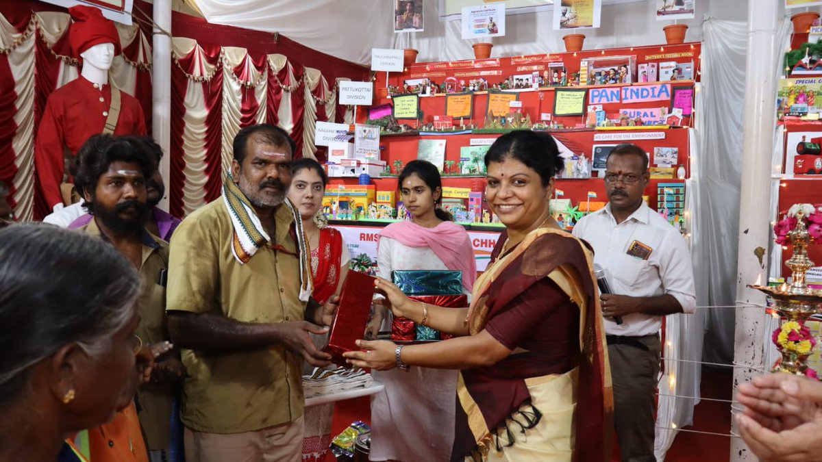 pmgtrichy's tweet photo. Anjal Attakasam 3.0

A Navratri Doll display showcasing @IndiaPostOffice products &amp; services as well as the Citizen Centric Initiatives was inaugurated @ Trichy HPO today.

Smt.T.Nirmala Devi, PMG CR, graced the occasion &amp; felicitated Safai Mithras for their invaluable service. https://t.co/NqAMbN9njW