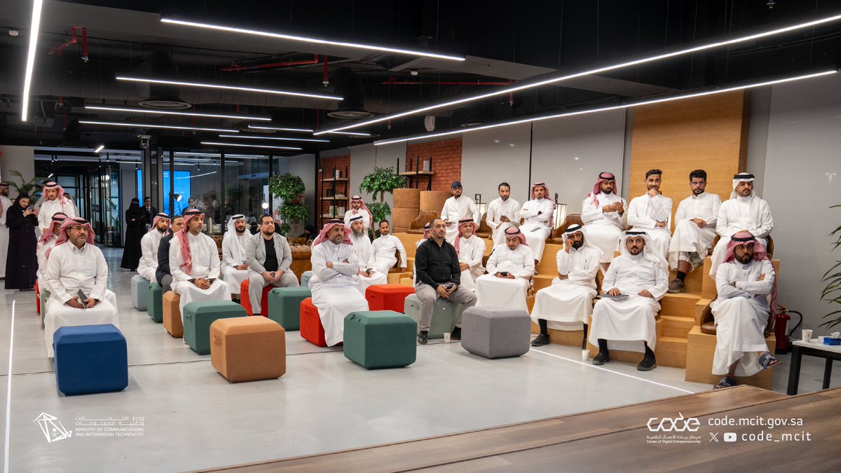 CODE_MCIT's tweet image. بدينا سلسلة لقاءات #التقنية_العقارية بجلسات حوارية تناقش آخر الابتكارات وفرص تطوير القطاع العقاري، ومستمرين معكم اليوم والأربعاء لاكتشاف أحدث الحلول العقارية 🌟🚀