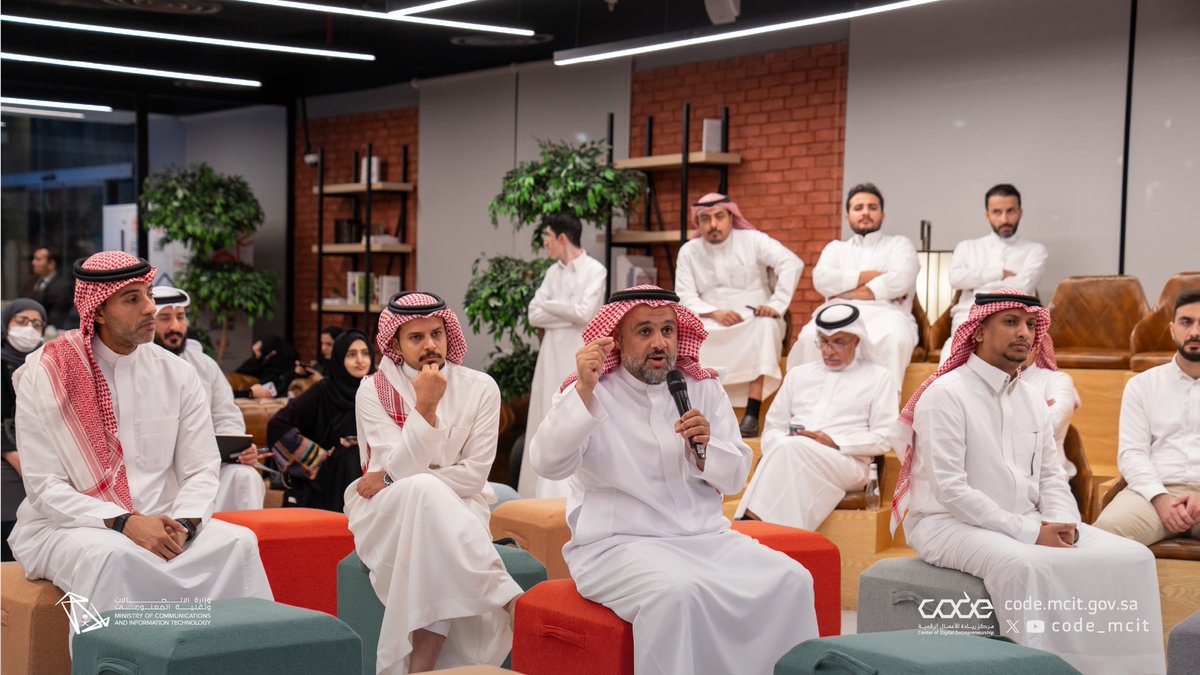 CODE_MCIT's tweet image. بدينا سلسلة لقاءات #التقنية_العقارية بجلسات حوارية تناقش آخر الابتكارات وفرص تطوير القطاع العقاري، ومستمرين معكم اليوم والأربعاء لاكتشاف أحدث الحلول العقارية 🌟🚀