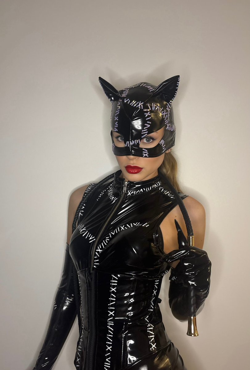 Britney4257172's tweet photo. Meow🐈‍⬛

Who wants to play?🖤

#Catwoman #Dom #Findom https://t.co/NX6NAhC9an