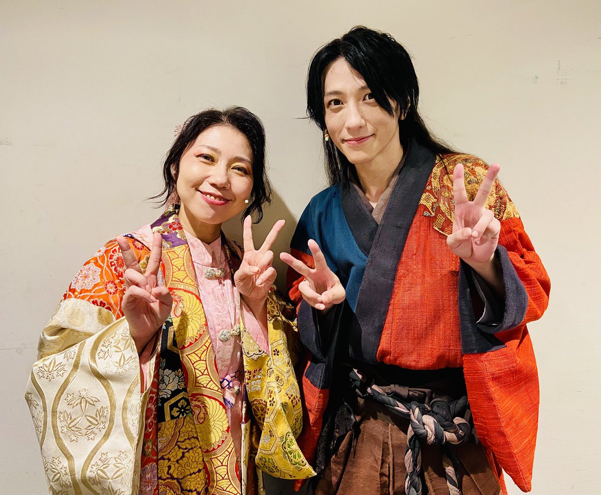 しにつか思い出写真

幻士郎役、鈴木拡樹くん
本当に素敵な座長でした！

稽古の取り組み方
スタッフさんへの提案の仕方
共演者への温かい心配り
舞台裏での振る舞い
お客様への真心こもった挨拶

全てにおいて素晴らしかった。
久しぶりにご一緒出来て本当に良かったです。心から大尊敬。

#しにつか